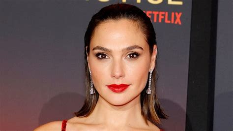 Gal Gadot shows off enviable physique in sheer dress and。